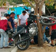 La moto quedó atorada en un árbol. Cortesía