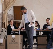 El candidato al senado de la Fuerza Alternativa Revolucionaria del Común (Farc), Ivan Márquez, ejerció su derecho al voto en el Salón comunal San Antonio, en la localidad Antonio Nariño. Colprensa