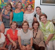 María Alejandra García Herreros, Claudia Cifuentes, María Eugenia de Brahim, Claudia García Herreros y Marcela García Herreros. Sentadas: Caludia Urbina, María Isabel García Herreros, Constanza García Herreros, Marta Stella de Echeverry, Betty de Correal, Sandra Caicedo y María Eugenia Lara. Mario Caicedo