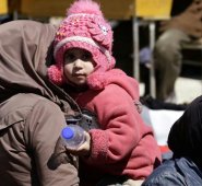 Las familias huyen de los bombardeos y los combates en las zonas que están en manos de los rebeldes. AFP