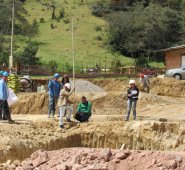 En la parte alta del barrio El Escorial de Pamplona quedará el complejo de 10 torres. Actualmente, el terreno se estabiliza con muros de contención. Roberto Ospino