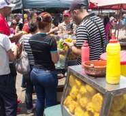 Se encuentran por lo menos dos docenas de ventas de papas rellenas. Alfredo Estévez / La Opinión