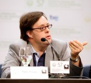 Pablo Pineda de España, fue el primer licenciado universitario de ese país, además obtuvo el premio Concha de Plata a mejor actor por su interpretación en la película ´Yo también´. Actualmente es un conferencista mundial y maestro. Internet