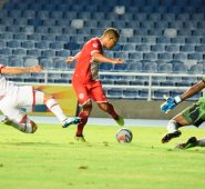Momento en que el arquero del Cúcuta Deportivo tapa un intento del gol del Cortuluá. @cortulua