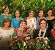Nassire Saffi, Mercedes de Becerra, Martha de Benedetti, María Alexandra García-Herreros, Betty de Lamk, Betty de Correal, y Raquel Clavijo. Sentadas: Clara Sánchez, Ligia de Haddad, María Eugenia Duplat, Magaly de Canal y Elsa de González. Laura Correal