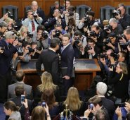 Mark Zuckerberg pidió formalmente disculpas este martes ante el Senado por fallas de seguridad de la red social que permitió uso abusivo de datos privados de sus usuarios. AFP