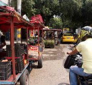 Los carretilleros amenazaron al fotógrafo del diario, por hacer las fotografías en el espacio público, que ellos ocupan ilegalmente. La Opinión