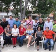 Carlos Cornejo (primero sentado de izquierda a derecha) en compañía de otros líderes de la Comuna 5, el año pasado, cuando la Alcaldía los convocó para darles a conocer las ejecutorias proyectadas para sus barrios. Archivo