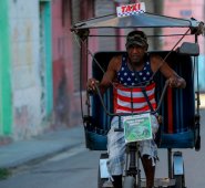 En su primer discurso, Díaz-Canel subrayó que Raúl "encabezará las decisiones de gran importancia para el presente y el futuro del país". AFP