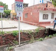 El líder comunitario Jorge Armando Monroy muestra el canal al que se fue el niño de tres años cuando montaba bicicleta. Mario Caicedo