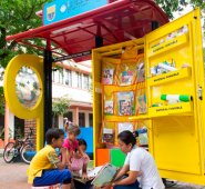 Algunos piensan que se trata de una venta de libros, pero es una biblioteca de la que pueden disfrutar los niños. Alfredo Estévez / La Opinión