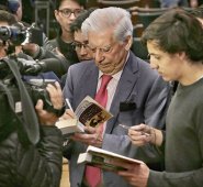 En las instalaciones de la renovada biblioteca del Gimnasio Moderno de Bogotá, tuvo un encuentro con la prensa. Colprensa