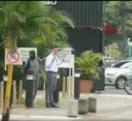 El delincuente intentó escapar usando a un empleado del banco como escudo. Captura de video