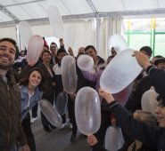 En cada una de las jornadas, Tirando X Colombia y los directivos del colegio se unen para pedirles a los alumnos que lleven un condón a clase. Cortesía