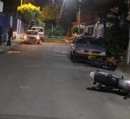 Las motos de los asaltantes quedaron abandonadas en la escena del ataque. Cortesía