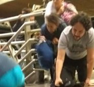 El Metro informó que la línea del Metrocable San Javier-La Aurora (línea J) detuvo su servicio y las estaciones fueron evacuadas. Tomada de Twitter
