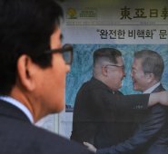 En Seúl, un hombre pasa frente a un periódico con una historia de primera plana sobre la cumbre entre el presidente surcoreano Moon Jae-in y el líder norcoreano Kim Jong-Un. AFP