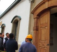 El gerente de centrales Eléctricas, José Miguel González, se comprometió a solucionar el tema de las redes en la fachada. Roberto Ospino