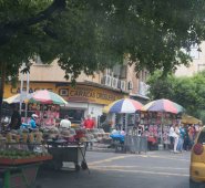 Los andenes de la avenida quinta, a ambos lados, continúan invadidos de ventas informales. Juan Pablo Cohen
