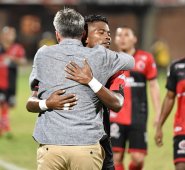 El equipo celebró con el técnico Lucas Pusineri. Cúcuta Deportivo