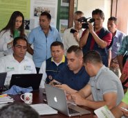Los líderes del gremio de cebolleros de la Provincia de Ocaña se reunieron con funcionarios de la Alcaldía de Ocaña y de la Gobernación para construir el documento que entregaron en Bogotá. Cortesía