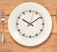 El ayuno constante puede derivar en gastritis, pues al no recibir alimentos "el ácido gástrico irrita en forma constante al estómago". Fitnessrevolucionario.com