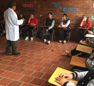 El comandante de la Policía de Cácota, Ricardo Antonio Romero Díaz, enseña inglés en los colegios locales buscando acercarse con las comunidades. Cortesía
