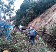 La montaña se debilitó y un deslave cubrió parte de la vía. Este camión quedó en medio del deslave. Cortesía