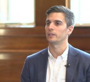 Leigh Travers, presidente ejecutivo del fondo DigitalX, aseguró que “el dinero como lo conocemos desaparecerá, y cuando se masifiquen las criptomonedas, para 2034, hasta la inflación se acabará. Internet