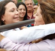 La dirigente opositora, María Corina Machado, se encontró en el puente internacional Simón Bolívar, con la candidata vicepresidencial por el Centro Democrático, Marta Lucía Ramírez, a quien le estrechó un abrazo en medio de las vallas que separan a Colombia y Venezuela.
Mario Franco / La Opinión