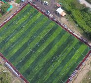 Con 1.400 millones de pesos, aportados por la Gobernación y el municipio, se hizo el mejoramiento de la grama en la cancha sintética de Toledo. Cortesía