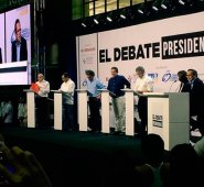 Los candidatos presidenciales Germán Vargas Lleras, Humberto de la Calle, Gustavo Petro, Iván Duque y Sergio Fajardo, en un debate en Barranquilla. Colprensa