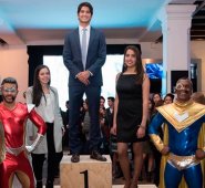 Juan Camilo Clavijo Soto, en el podio al momento de la premiación, entre Eliana Galvis y Sara Angarita. Cortesía