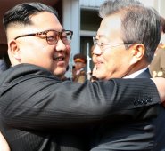 Kim Jong-Un (izquierda) y Moon Jae-in "intercambiaron opiniones y debatieron maneras de aplicar la declaración de Panmunjom" AFP