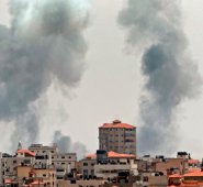 Columnas de humo después de un ataque aéreo israelí en el enclave palestino. AFP