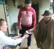 Personal de la Alcaldía y de la empresa que tiene a cargo los pagos de los giros, se desplazan a los hogares de los beneficiarios que por sus condiciones de salud no pueden acercarse al centro de pagos. Cortesía