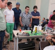 Juan David Villacrez, lutier encargado de trabajar con los músicos del departamento que participan en las clínicas de reparación de instrumentos. César Obando y cortesía
