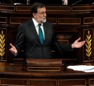 Tras las intervenciones de este jueves, la moción de censura contra Rajoy seguirá debatiéndose este viernes. AFP
