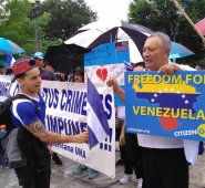 Gente participa en una manifestación frente a la sede de la Organización de los Estados Americanos (OEA) en Washington, este domingo. La protesta fue organizada por la Alianza Democrática Nicaragüense (ADN). AFP
