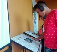 En la exposición los jóvenes por medio de la fotografía, la radio, producciones audiovisuales y escritos, narran las vivencias y esperanzas para que no se repita la historia.
Javier Sarabia / La Opinión