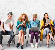 Los jóvenes nacidos a partir de los 80 son una generación digital, hiperconectada y con altos valores sociales y éticos.
 Internet