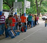Decenas de migrantes venezolanos arribaron este viernes en masa a los distintos puntos donde se cumplía el registro de esta población en Cúcuta y el área metropolitana.
 Mario Caicedo / La Opinión