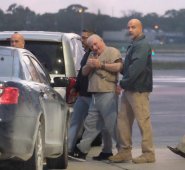 El expresidente panameño Ricardo Martinelli fue escoltado por los Alguaciles de Estados Unidos a un avión para ser extraditado a Panamá por espionaje político y corrupción.
 AFP