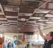 Las cubiertas de madera están afectadas por la falta de mantenimiento y se requiere de intervención urgente para evitar accidentes que afecten a los adultos mayores que viven en el Asilo San José de Pamplona. Roberto Ospino