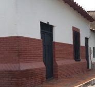 La víctima estaba durmiendo en el andén, junto a una mujer venezolana, cuando le dispararon en la cabeza. La Opinión