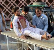 Voluntarios afganos llevan a un herido en una camilla al hospital, luego de que un atacante suicida se inmoló en Jalalabad. AFP