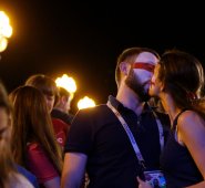 En medio del encuentro entre las selecciones de Túnez e Inglaterra, algunos aficionados disfrutan en el Fan Fest y aprovechan para demostrar su amor. AFP