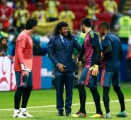 El exportero de Colombia René Higuita (centro) saludó a al arquero cafetero David Ospina y a otros jugadores de la Selección antes de comenzar el partido frente a Polonia. AFP