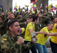 El presidente Juan Manuel Santos, su hijo Esteban y el ministro de Defensa Luis Carlos Villegas festejaron en Tolemaida el triunfo del combinado patrio ante Senegal. AFP
