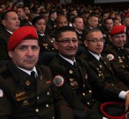 A los numerosos militares venezolanos ascendidos, el presidente Nicolás Maduro les dijo que “lo más importante para un soldado es la moral, el honor, los ideales y la doctrina bolivariana”. Twitter
